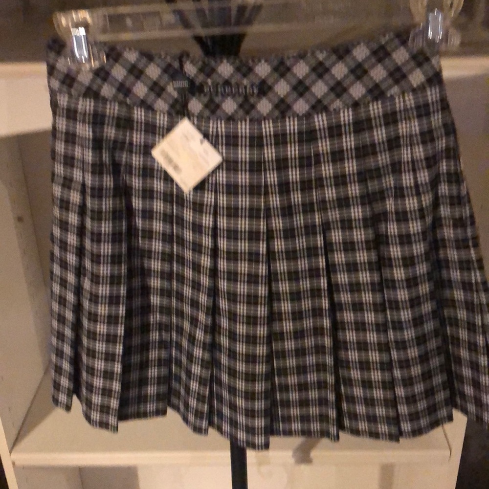 Black and white Burberry pleated skirt